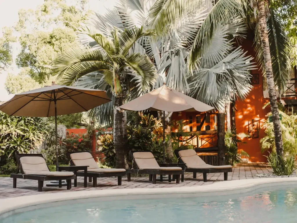 Transats au bord d’une piscine