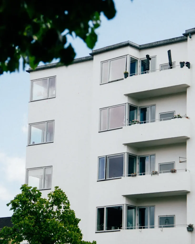 Immeuble résidentiel aux balcons blancs