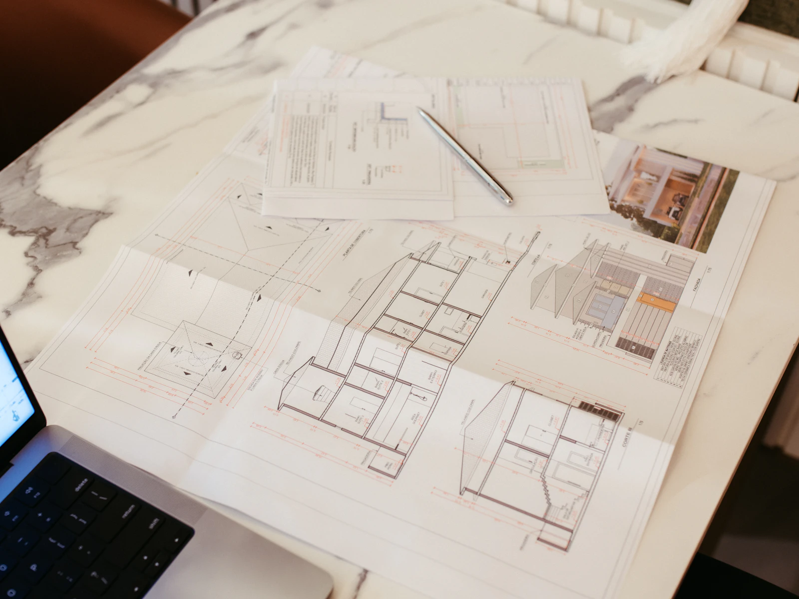 Plans d’architecture sur un bureau