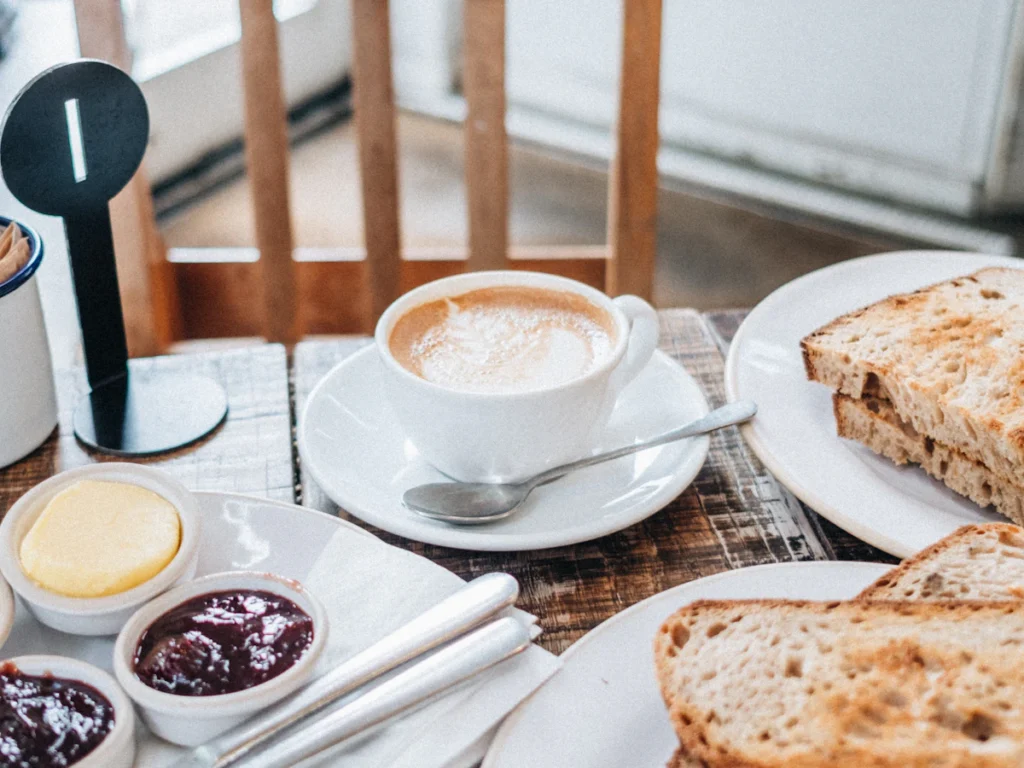 Café latte et toasts
