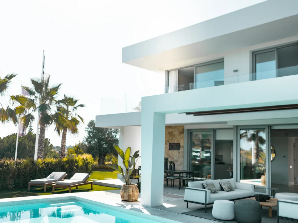 Résidence moderne avec piscine
