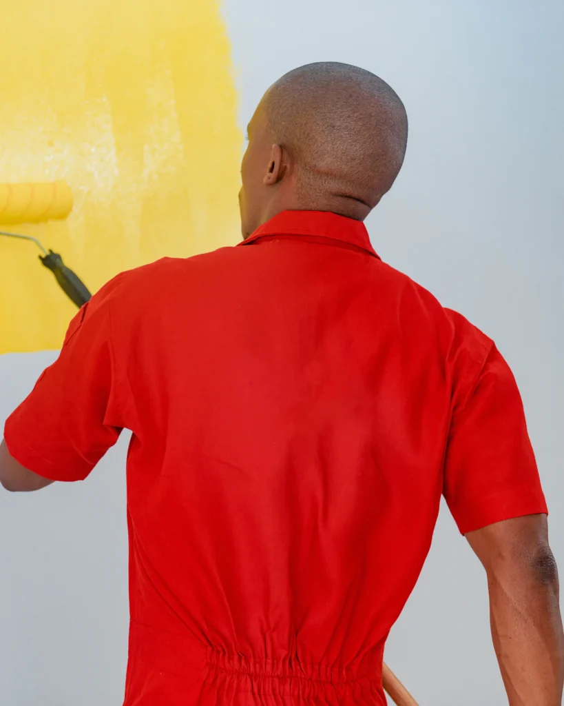 Artisan peintre en pleine rénovation d’un intérieur