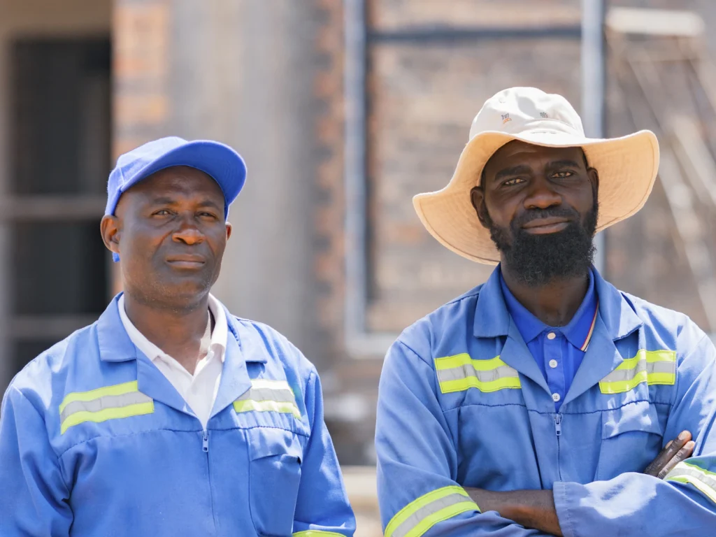 Chefs de chantier en tenue de travail sur un chantier de gros œuvre