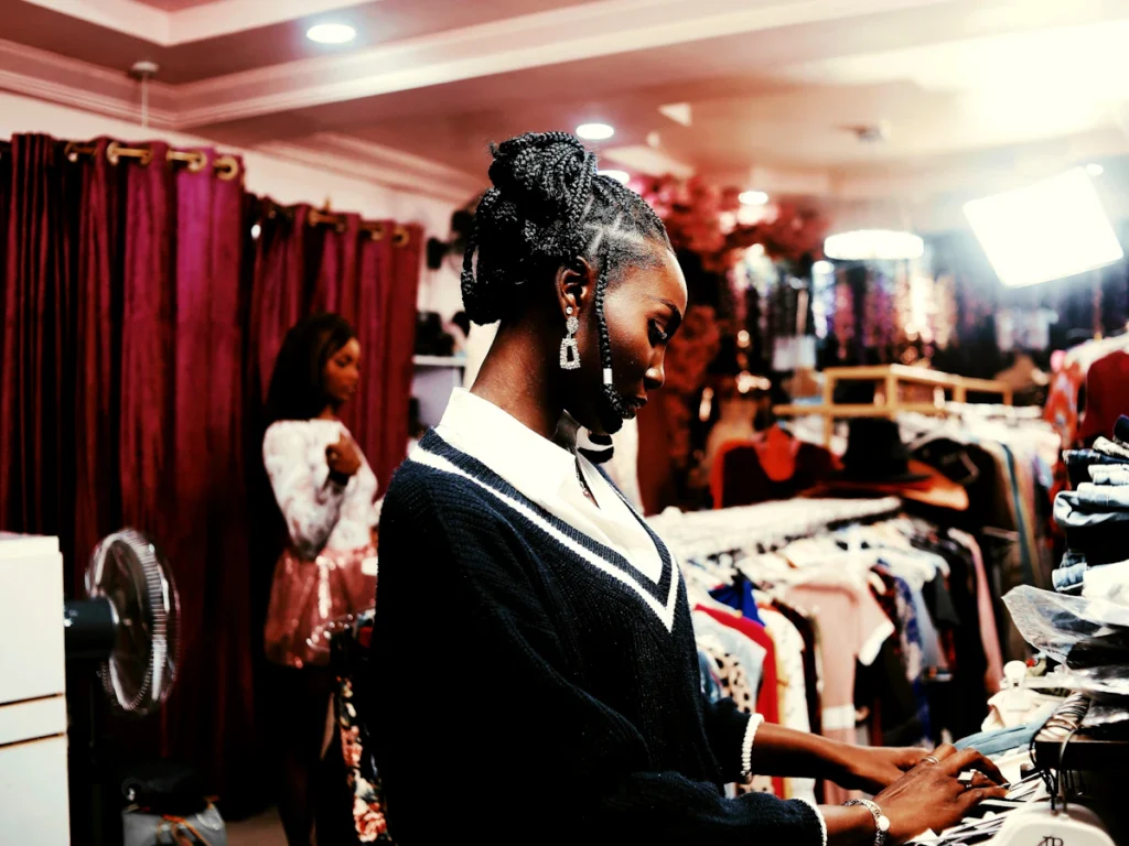 Cliente dans une boutique de mode