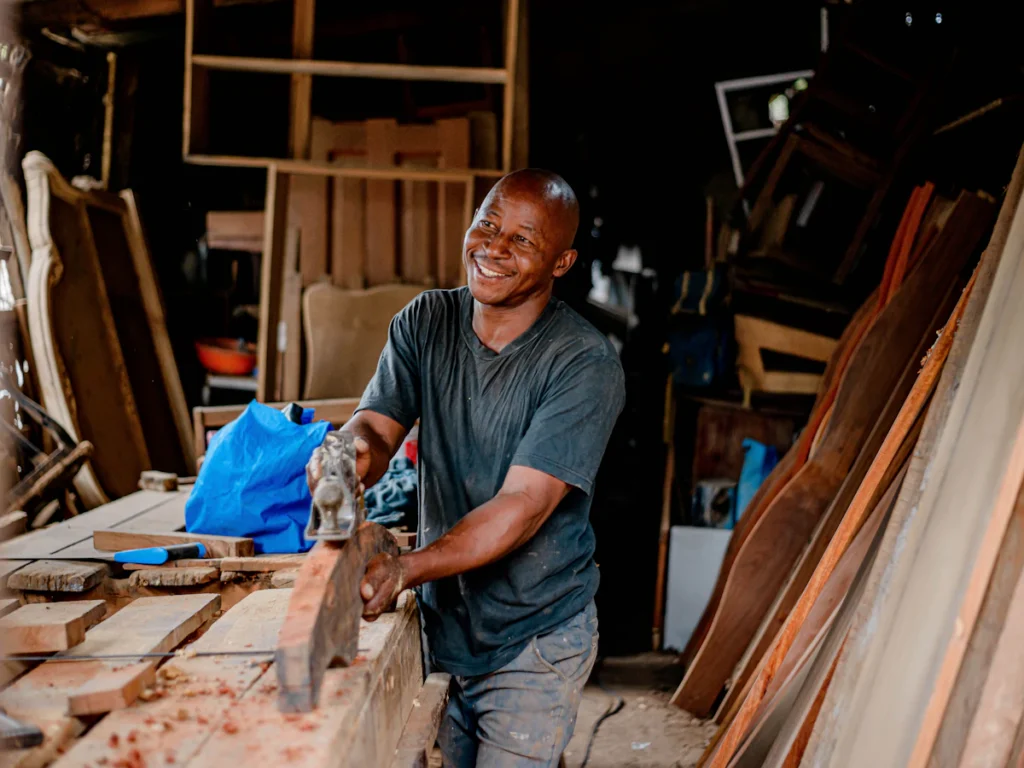 Menuisier travaillant le bois dans son atelier
