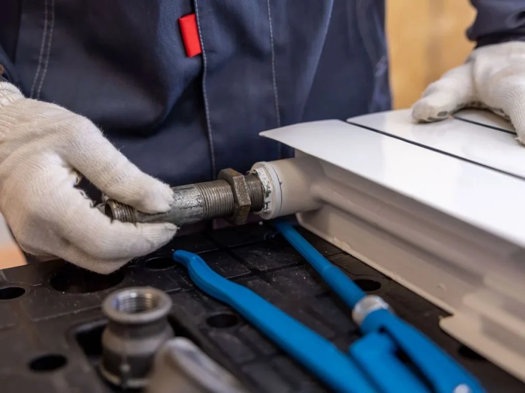 Plombier raccordant une canalisation